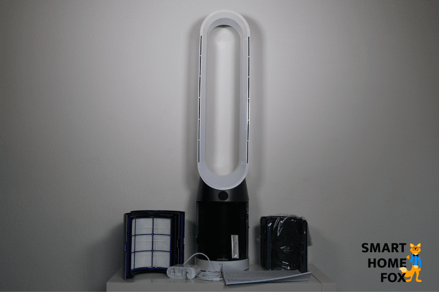 Der Dyson Pure Cool TP04 Luftreiniger , HEPA-FIlter , Aktivkohlefilter, Fernbedienung und Handbuch liegen auf einem weißen Regal